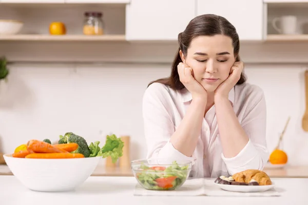 Pensiva mulher reflexiva escolher alimentos — Fotografia de Stock