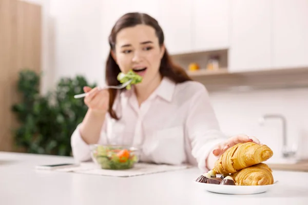 Jovem mulher bonita desejando croissant — Fotografia de Stock