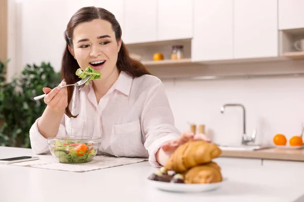 Affascinante donna felice che desidera croissant — Foto Stock