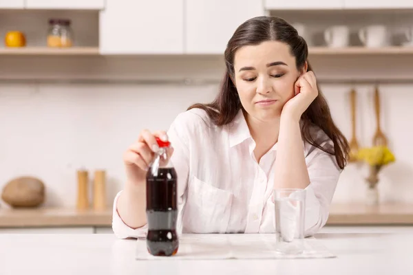 Olycklig ledsen kvinna villig kolsyrad dryck — Stockfoto