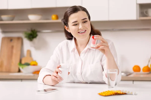 愉快的快活的妇女审阅药物 — 图库照片