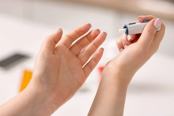 Aantrekkelijke vrouw handen diagnose diabetes — Stockfoto