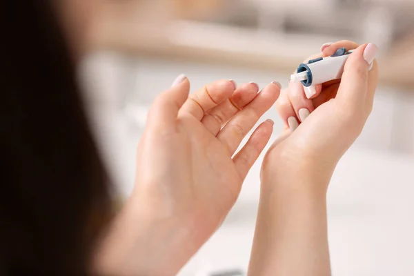 Inschrijving vrouwelijke handen bloedsuiker test uitvoeren — Stockfoto