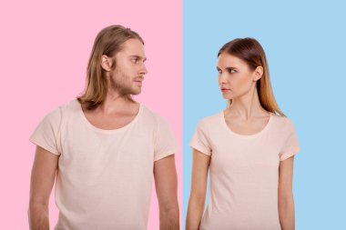 Genç çift birbirlerine göz kamaştırıcı bej t-shirt