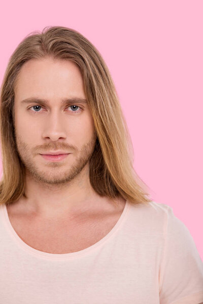 Портрет красивого мужчины с длинными волосами
