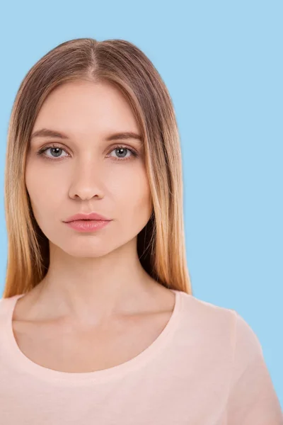 Retrato de una joven mujer de cabello rubio sobre fondo azul —  Fotos de Stock