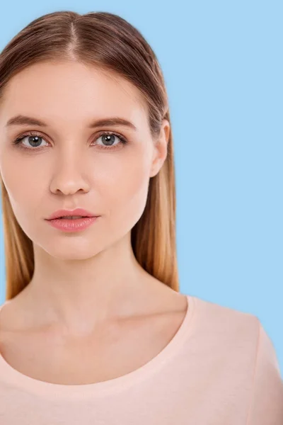 Primer plano de la hermosa mujer joven en camiseta beige —  Fotos de Stock