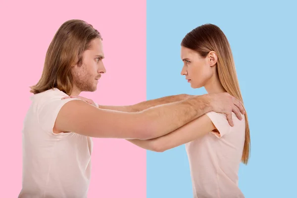 Cílené muž a žena mají blokování navzájem ramena — Stock fotografie