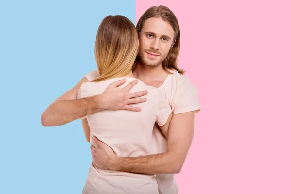 Zorgzame man die zijn vriendin teder te omhelzen — Stockfoto