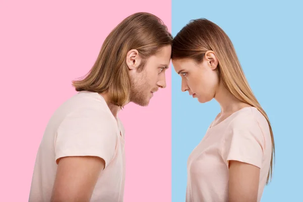 Casal jovem pressionando suas testas juntos — Fotografia de Stock