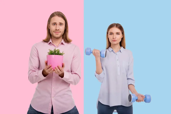 Pria tampan memegang tanaman sementara wanita berolahraga dengan dumbbells — Stok Foto