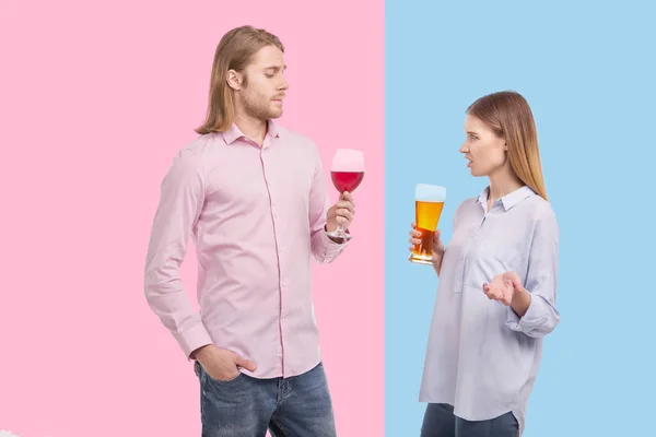 Jonge vrouw houdt van bier en wijn van de echtgenoten walgelijk kijken — Stockfoto