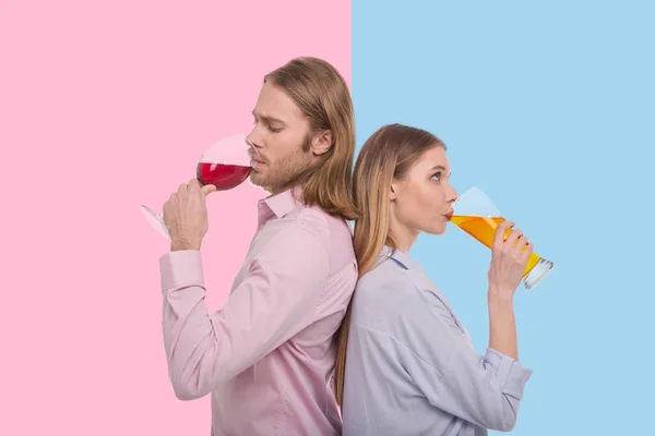 Jonge man drinken wijn terwijl zijn vriendin bier drinken — Stockfoto