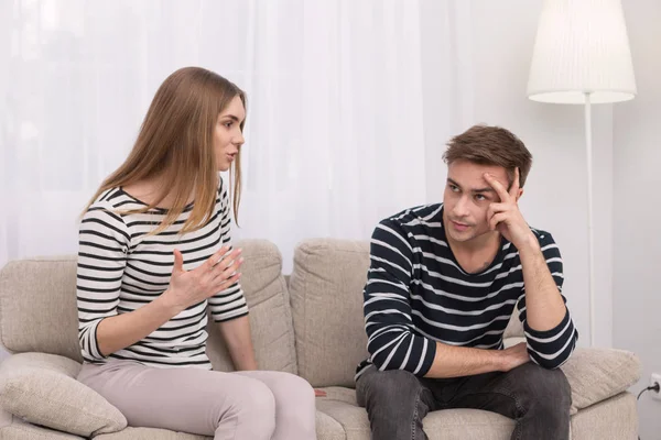 Zangado homem e mulher discutindo — Fotografia de Stock