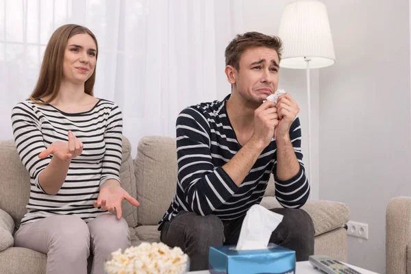 Homme émotionnel pleurant et regardant un film — Photo