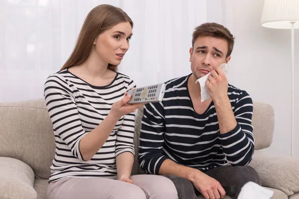 Mujer perpleja preguntando a su hombre lo que está mal — Foto de Stock