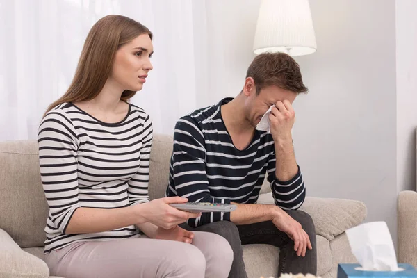 Hombre sentimental llorando mientras ve una película — Foto de Stock