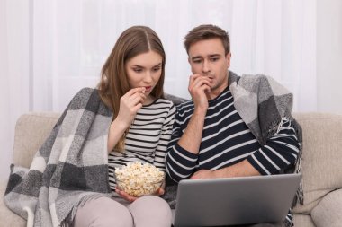 Erkek ve kadın birlikte bir film izlerken konsantre