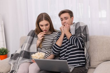 Kız arkadaşı ile birlikte bir film izlerken dehşete adam