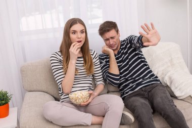 Film korkan korkmuş genç adam