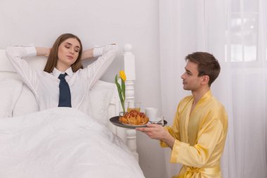 Bakım kocası yatakta kahvaltı getiriyor