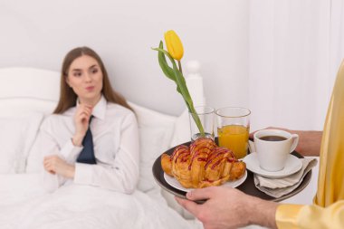 Bakım erkek yatakta kahvaltı getiriyor