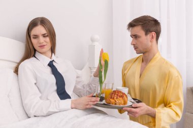 Şikayetçi kadın yatakta yatan