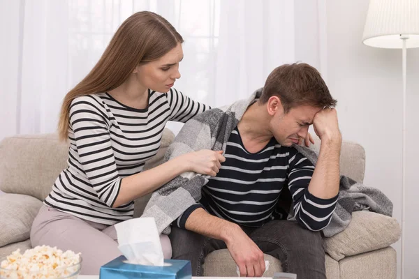 Mujer preocupada bajando a su hombre — Foto de Stock