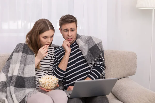 Konzentriertes Paar schaut gemeinsam einen Film — Stockfoto