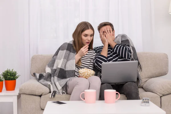 Opgewonden vrouw en man kijken naar een film — Stockfoto