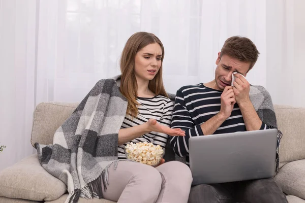 Casal amoroso assistindo um filme juntos — Fotografia de Stock