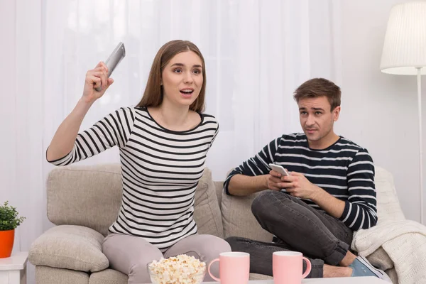 Overweldigd vrouw kijken naar een film met haar vriendje — Stockfoto