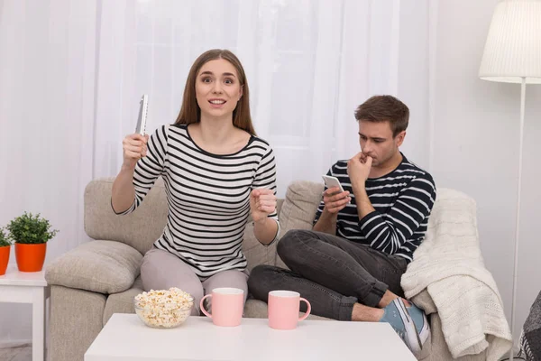 Waarschuwing vrouw kijken naar een film met haar vriendje — Stockfoto