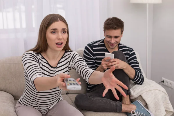 Femme émotionnelle regardant un film avec son petit ami — Photo