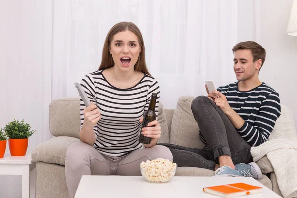 Geïnspireerd vrouw houden een fles en schreeuwen — Stockfoto