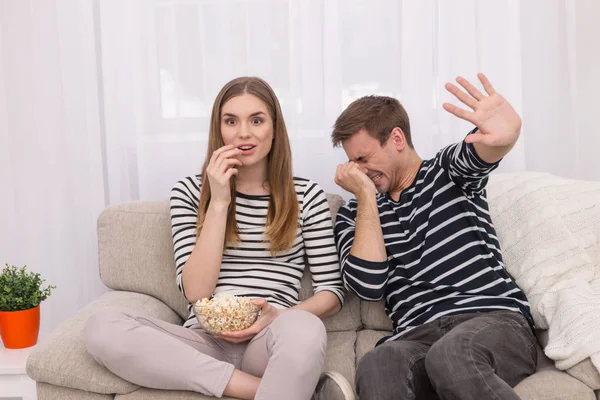 Livrädd för ung man rädd för filmen — Stockfoto