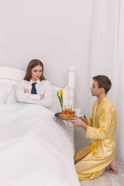 Amado marido trazendo café da manhã na cama — Fotografia de Stock