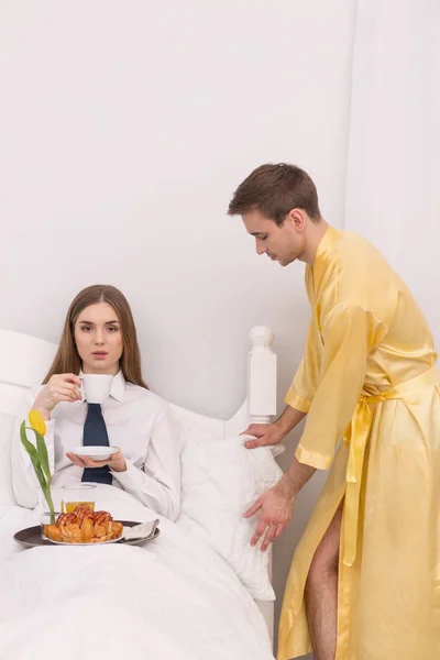 Empresária bem sucedida tomando seu café da manhã — Fotografia de Stock