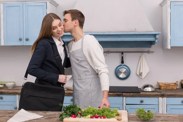 Amado marido beijando sua esposa antes do trabalho — Fotografia de Stock