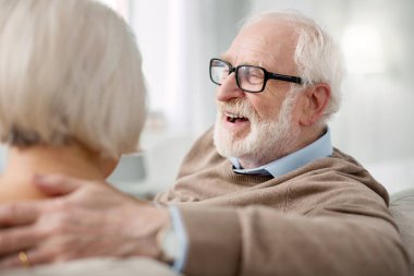 Duygularını gösterilen güzel komuta sizde