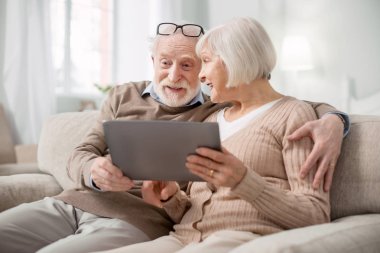 Eğleniyor memnun yaşlı çift