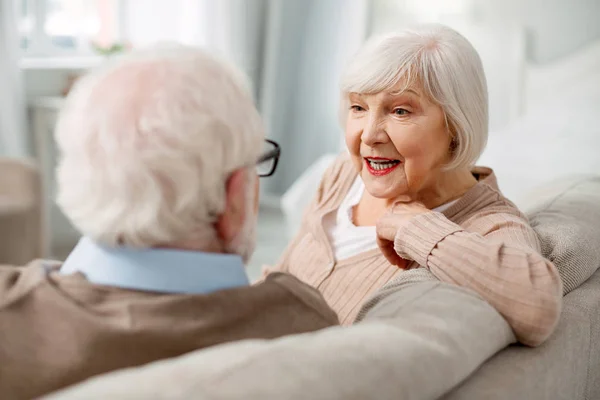 Niza pareja de ancianos relajarse en casa — Foto de Stock