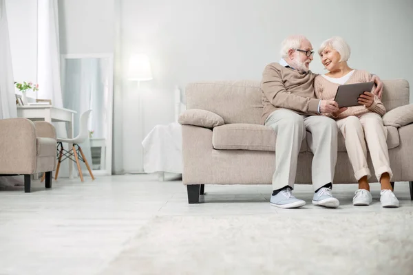 Bonita pareja de ancianos usando un comprimido — Foto de Stock