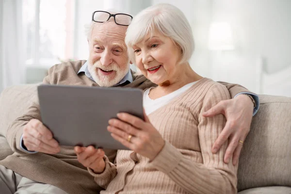 Bom casal sênior usando tecnologia moderna — Fotografia de Stock