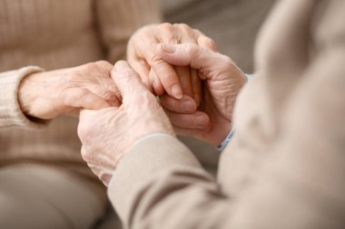 Duygularını gösterilen hoş yaşlı adam