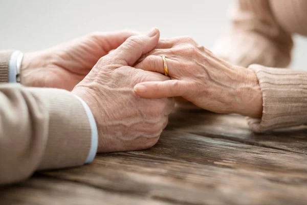 Casal envelhecido de mãos dadas — Fotografia de Stock