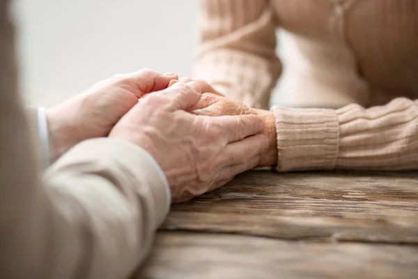 Bella coppia di anziani che mostra i loro sentimenti — Foto Stock