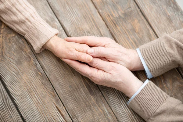 Leeftijd verliefde paar hand in hand — Stockfoto