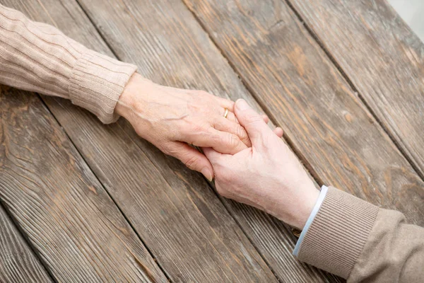 Sympatyczna para wieku gospodarstwa nawzajem rąk — Zdjęcie stockowe