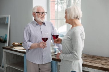 Mutlu çift birbirine bakarak